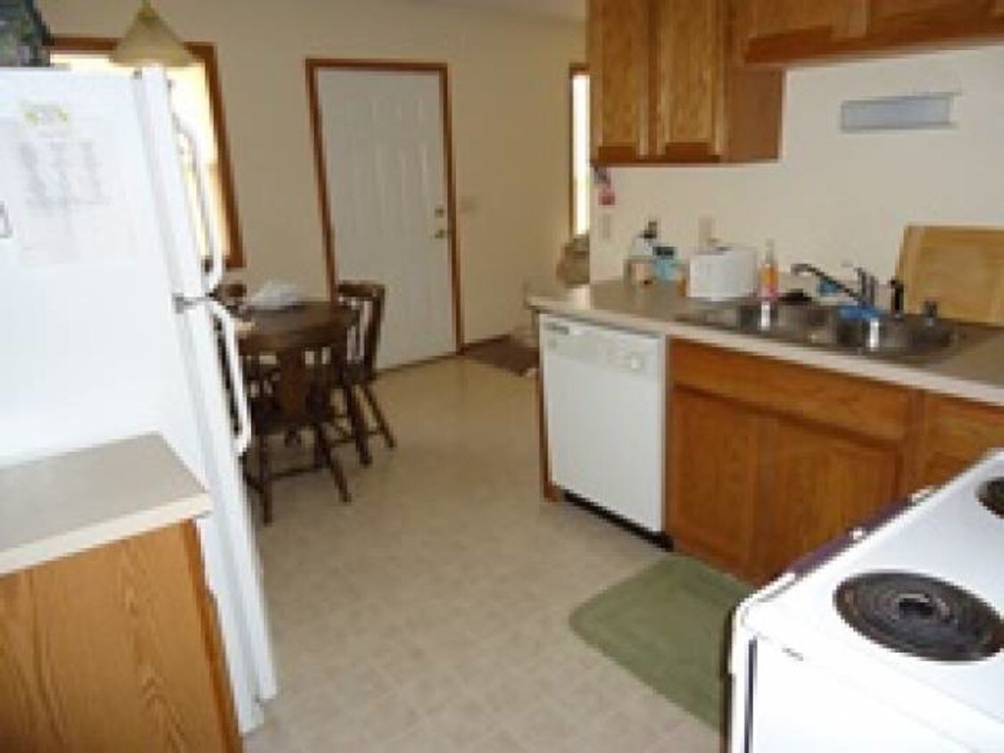 Kitchen with dishwasher - 2020 Kern Ave