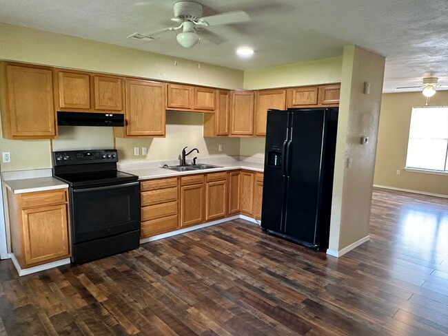 Building Photo - 3 bedroom, 2 bath house