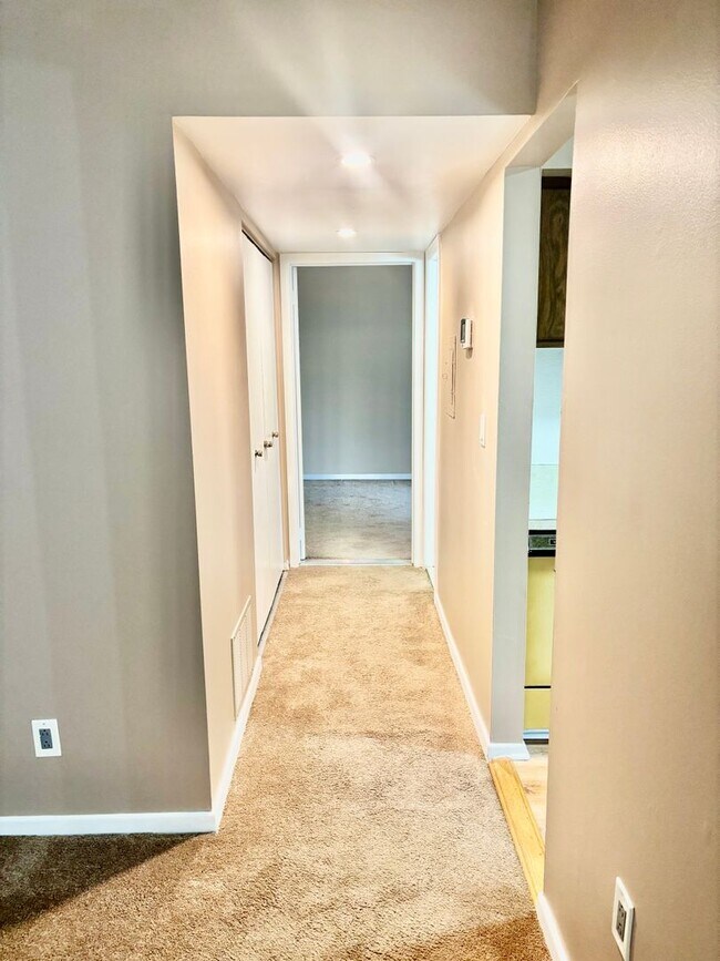 Foto del edificio - 1 Bedroom, 1 Bathroom Condo located in the desirable Avon Village