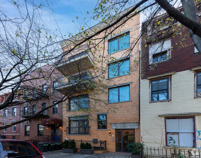 Building Photo - 158 India St