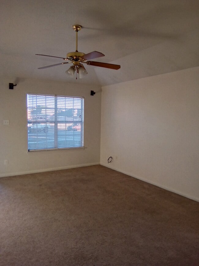 Building Photo - 1611 Powder Riv