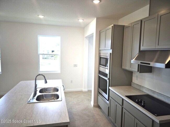 Foto del edificio - 1125 Canfield Cir