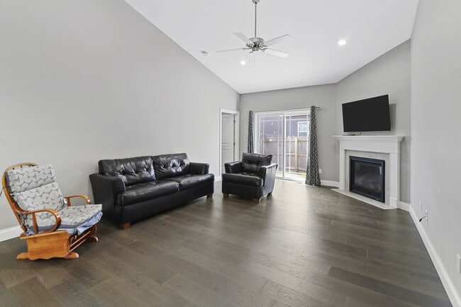 Building Photo - 3003 E Stillwater Landing