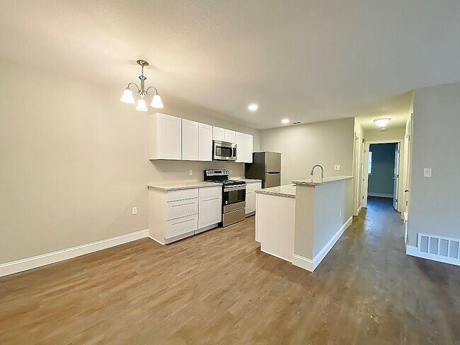 Building Photo - 538 Canary Ln