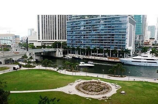 Foto del edificio - 475 Brickell Ave