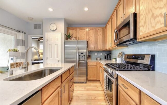 Building Photo - 870 Sierra View Cir