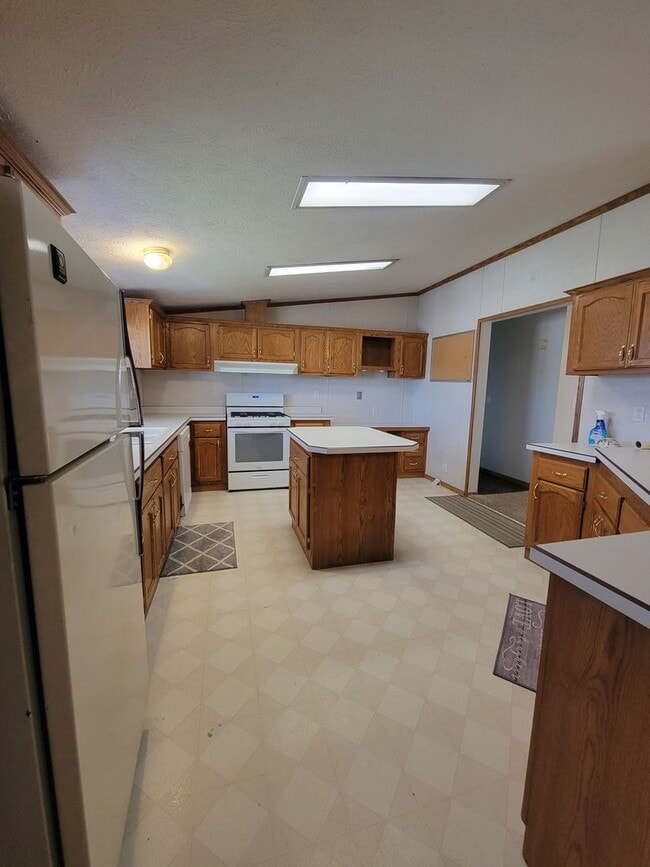 Building Photo - Large 3 bedroom in Oakwood