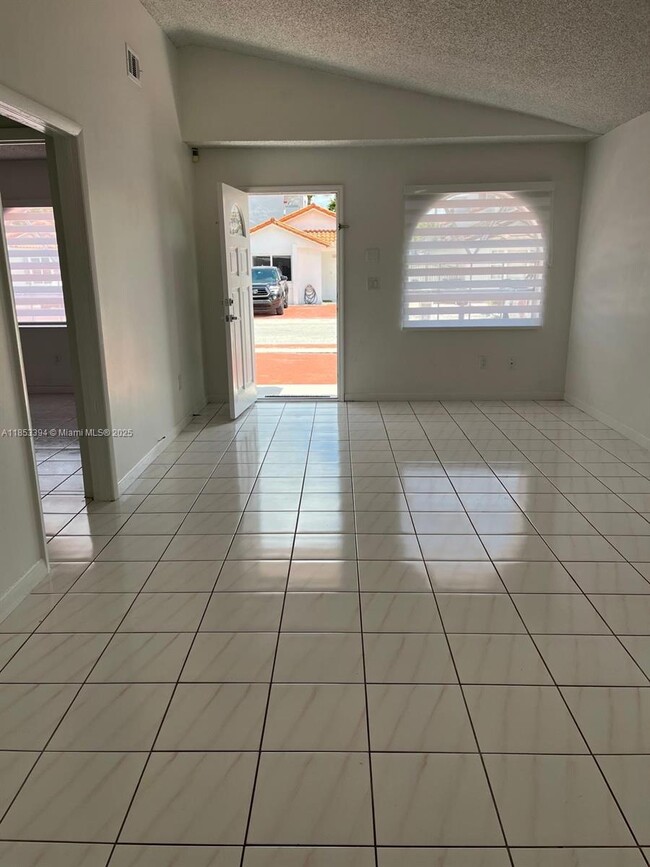 Foto del edificio - 2682 W 74th Terrace