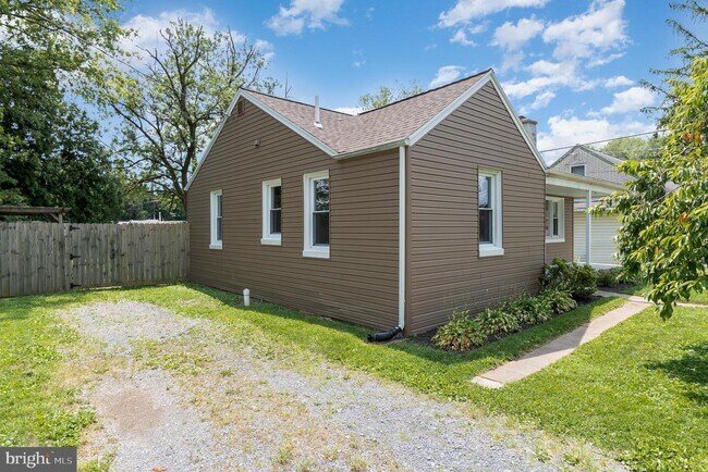 Building Photo - 6015 Larue St