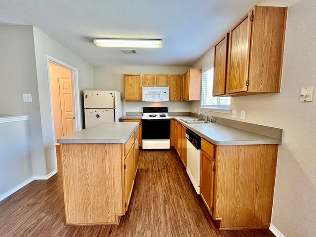 Building Photo - 2200 Lookout Ln