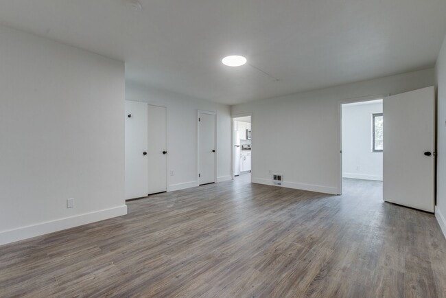 Building Photo - 732 E Warrington Ave