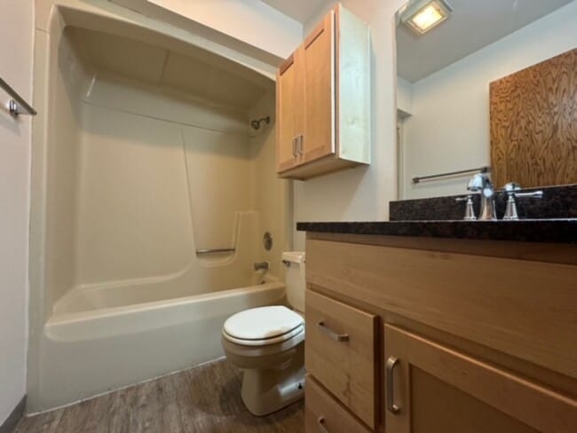 Building Photo - 408
