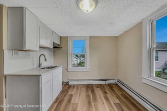 Building Photo - 918 Maple St