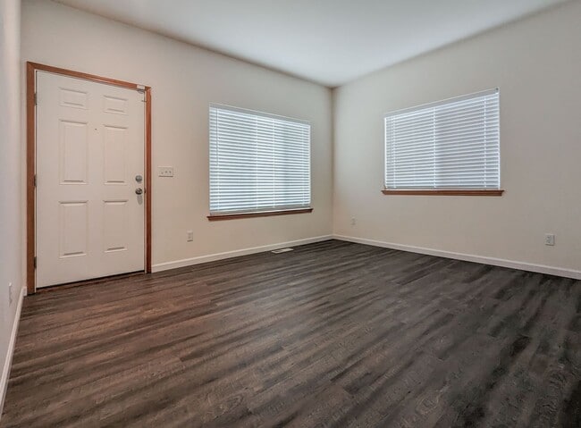 Building Photo - Beautiful updated 5bd/2.5ba home is move in ready!