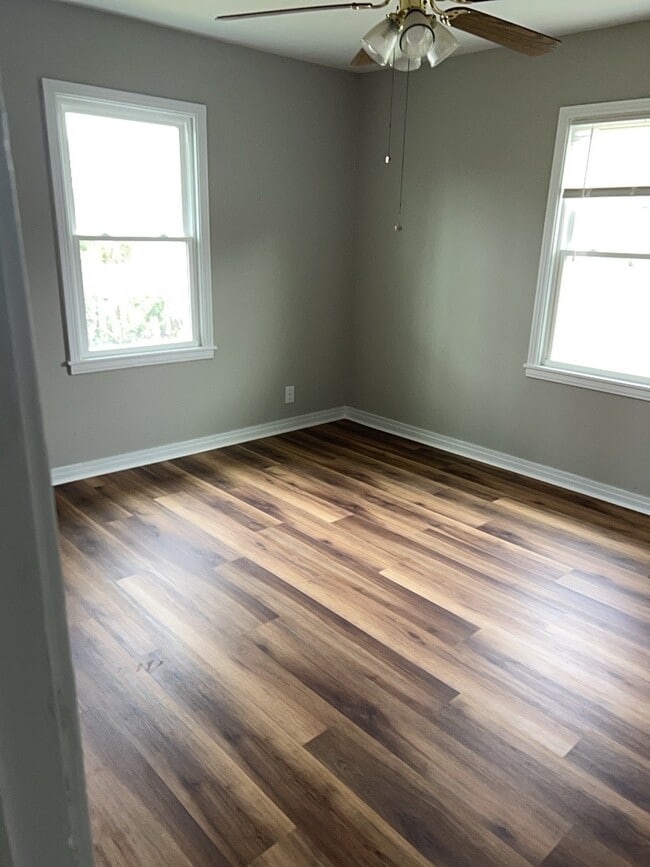 Building Photo - 300 E Parkview Dr