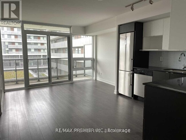 Building Photo - 120-120 Varna Dr