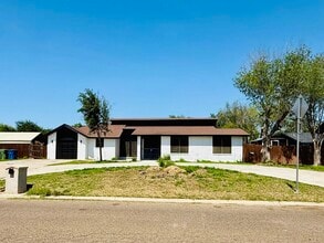 Building Photo - 907 Sandy Ln