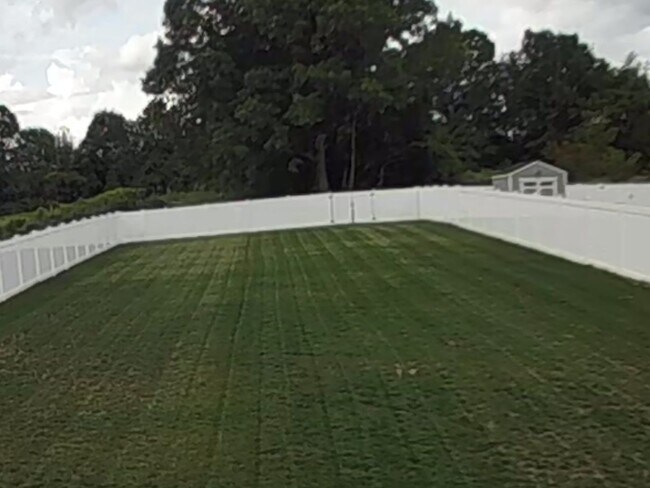 Foto del edificio - 5 Bedroom Single Family Home in Akron