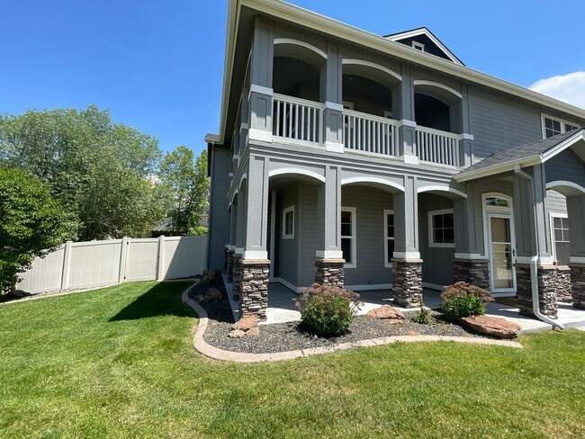 Building Photo - Gorgeous 4+ bed (plus 5th office/den) home...