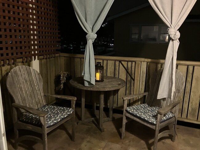 Private balcony - 1032 E Haley St