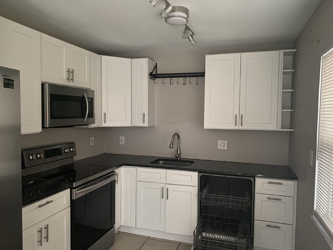 Photo - St Petersburg, Two beds/1 bath, laundry and Yard. Apartment