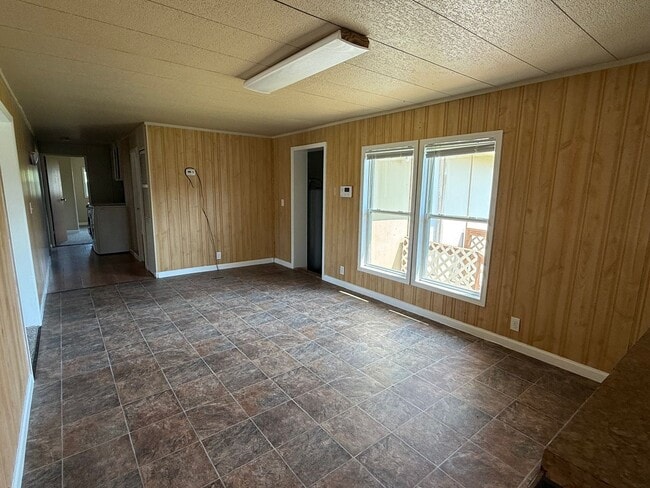 Building Photo - Single-family home available!