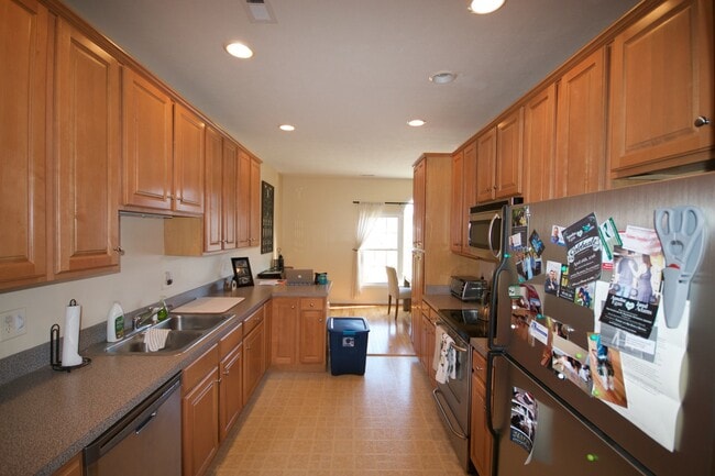 Building Photo - Taylor Spring Townhouse With Garage and Ba...