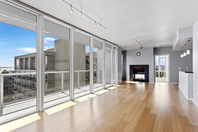 Building Photo - Gorgeous Upscale Living at The Parc!  Incr...