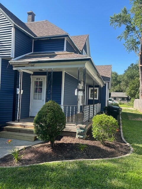 Building Photo - 915 Merrill St