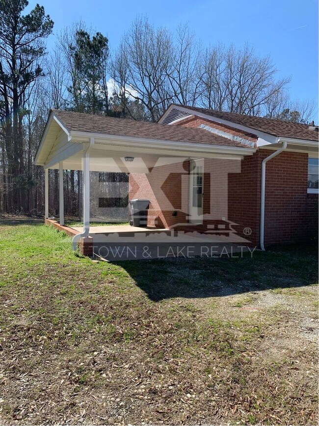 Building Photo - Well Kept Home With Town Conveniences