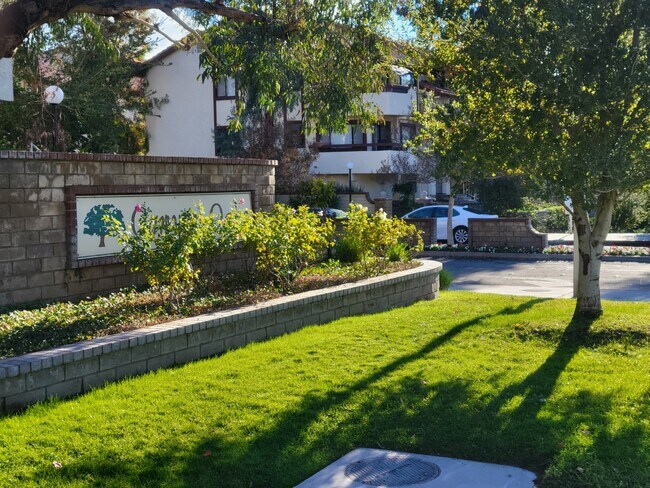 Entrada al complejo de condominios Canyon Oaks - 27948 Tyler Ln