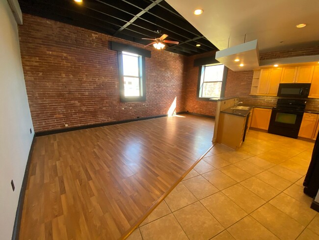 Foto del edificio - Beautiful Downtown Springfield Loft