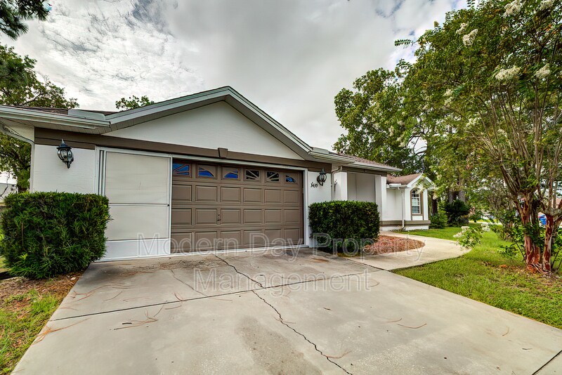 Foto principal - 3439 Ambassador Ave