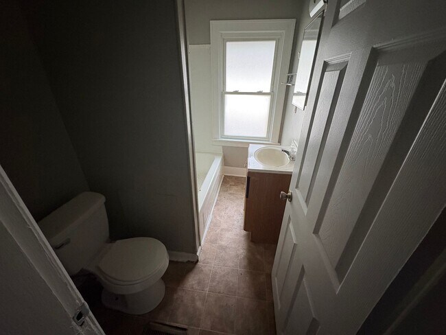 Building Photo - 180-182-182 N Powell Ave