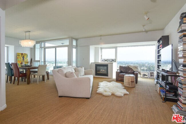 Building Photo - 13600 Marina Pointe Dr