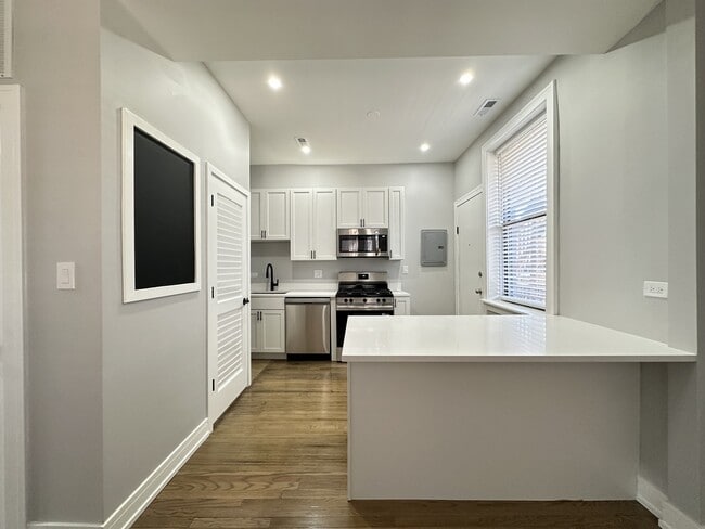 Building Photo - 3828 N Wilton Ave