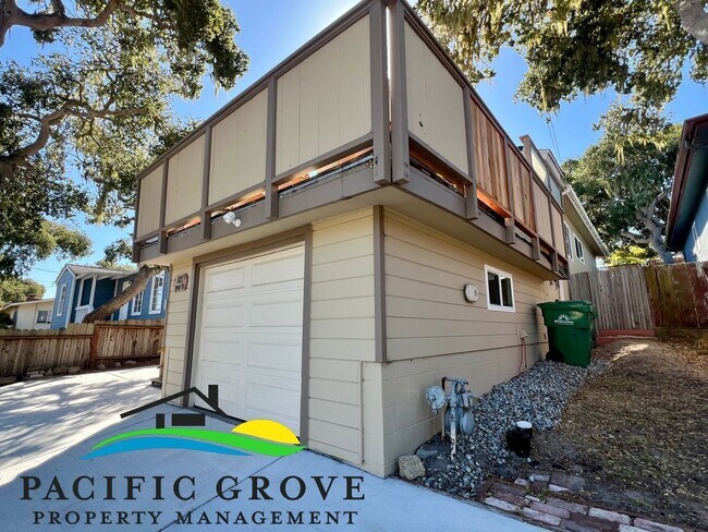 Foto del edificio - Lovely Furnished 3 bedroom home in Pacific Grove coming soon!