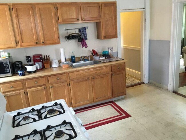 Foto del edificio - Sunny Renovated Oak Sq. Brighton 4Bed; No ...