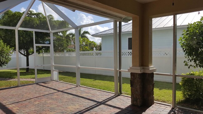 Building Photo - 1370 Community Dr