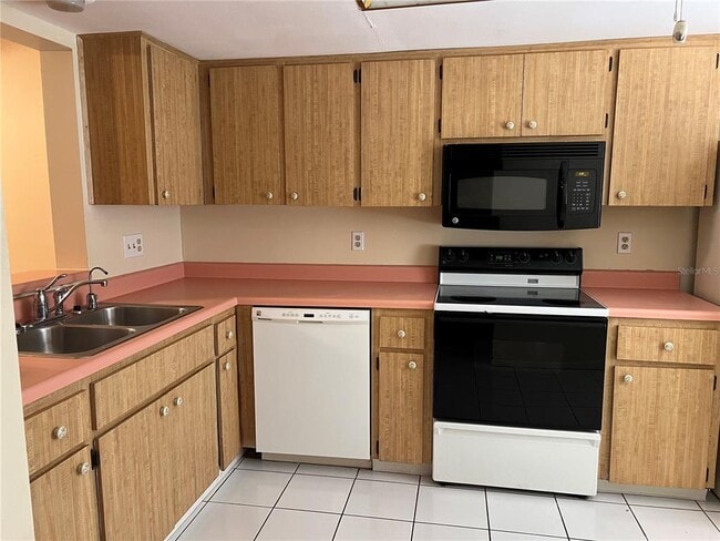 Foto del edificio - 2225 Lark Cir W