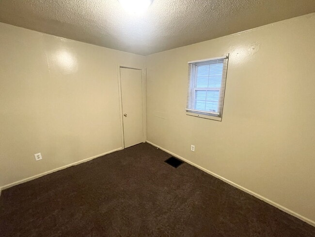 Building Photo - 2 Bedroom Home with gravel driveway for off-street parking