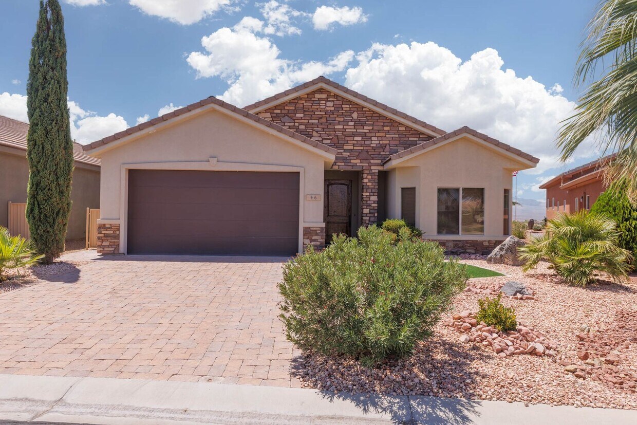 Primary Photo - House in Gated Community with Views!