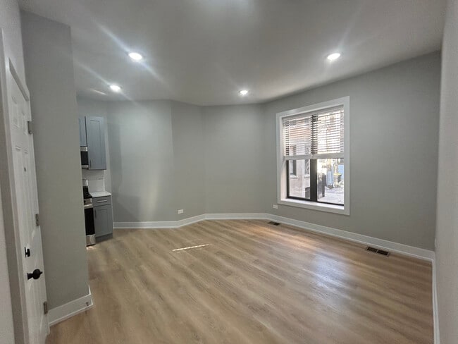Building Photo - 428 W Belden Ave