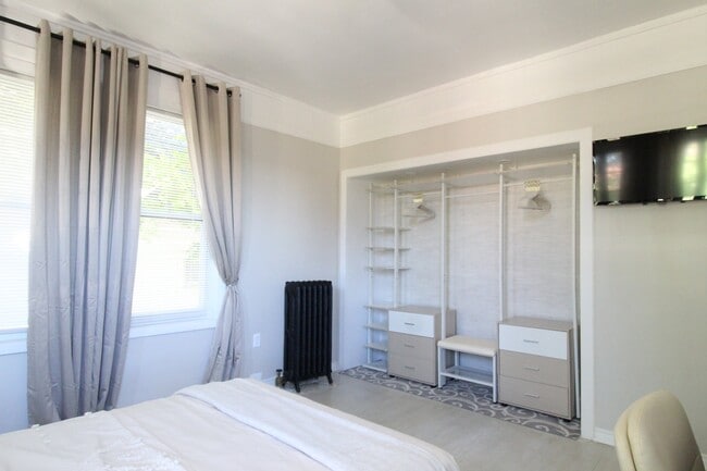 Building Photo - 800 Monroe Ave