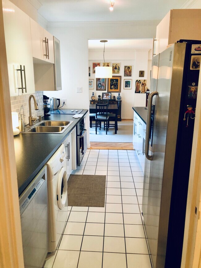 Kitchen - 1400 Hermann Dr