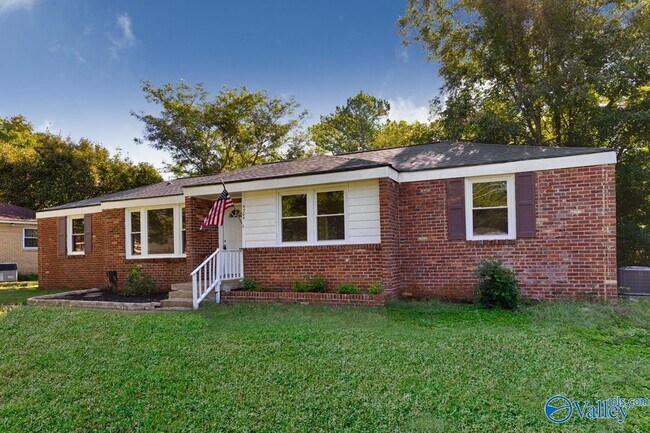 Building Photo - 4304 Lakeview Dr NW