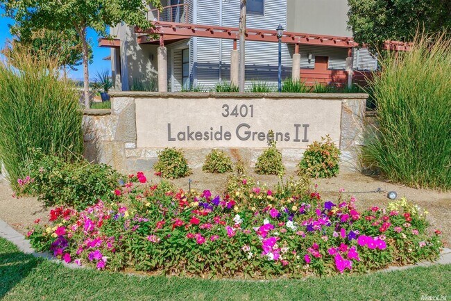 Foto del edificio - Stonegate Condo in fabulous West Davis location!