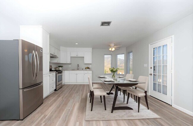 Foto del edificio - Spring Valley Stunning 2-story  5 bd / 3 b...
