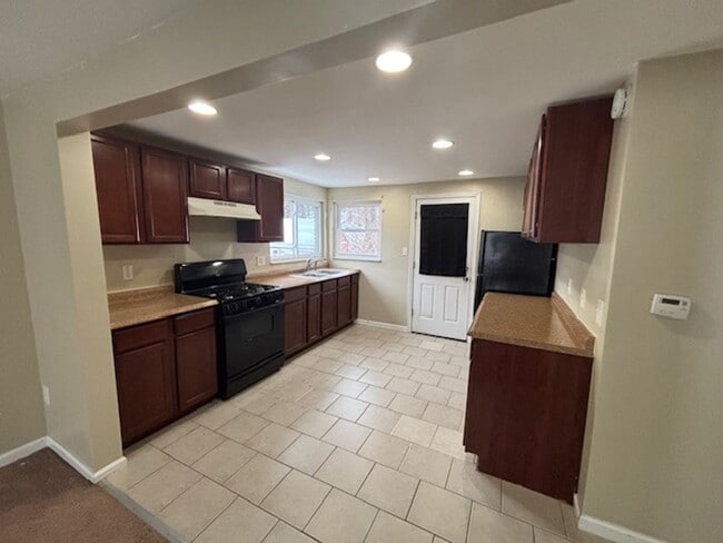 Building Photo - 3 bed/ 1 Bath Single Family Home Penn Hills