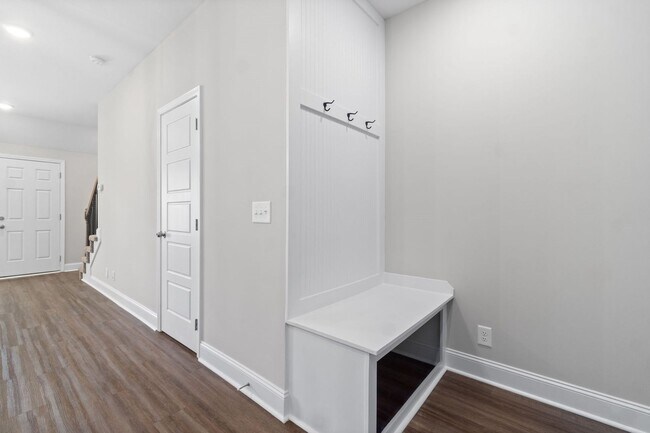 Foto del edificio - LUXURY TOWNHOMES FOR RENT ON DRAYTON DRIVE!!!